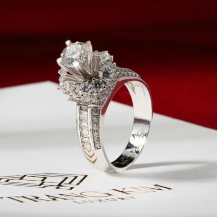 Chamakdar 925 silver gold plated floral diamond ring with sparkling stones, best bridal jewelry in Karachi – shop online affordable diamond rings Pakistan for weddings aur engagements.