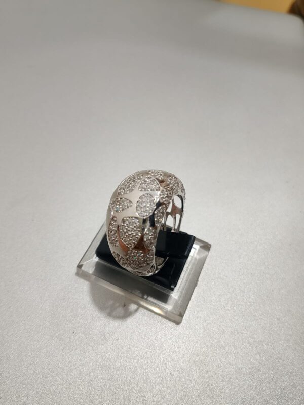 La Dona moissanite band ring